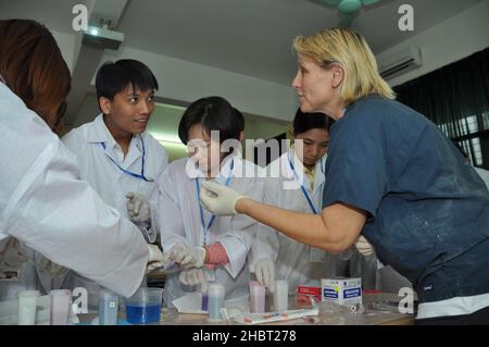 2010s Vietnam: USAID EPT Smithsonian Pathology Training to Detect Emerging Infectious Diseases Tierwelt und andere Tiere in Vietnam Workshop ca. 17. Oktober 2011 Stockfoto