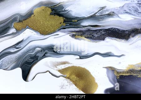 Abstrakter Acryl-Hintergrund aus Marmor in Schwarz und Weiß mit Goldstaub. Stockfoto