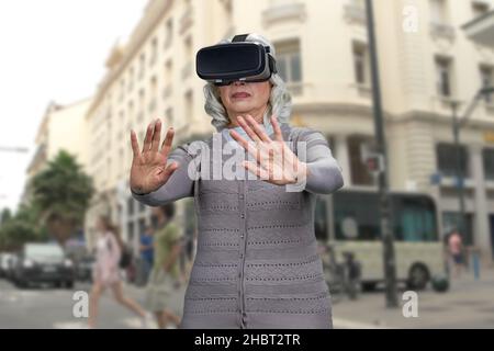 Die alte Dame war schockiert, als sie ein Virtual-Reality-Headset erlebte. Stockfoto