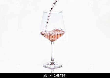 Sekt, der in ein Glas gegossen wird Stockfoto