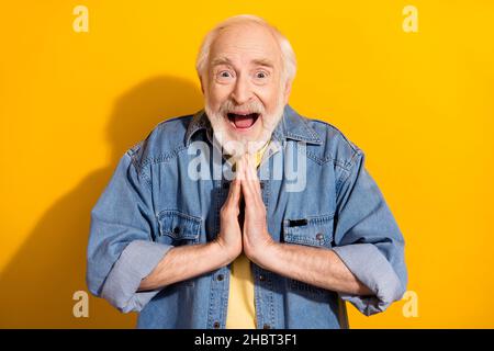 Portrait von attraktiven lustig erstaunt fröhlich glücklich grauhaarigen Mann fragen Anfrage isoliert über lebendige gelbe Farbe Hintergrund Stockfoto