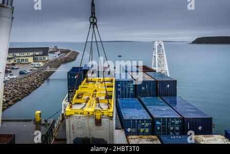 Die Container werden auf der Bella Desgagne verladen, einem Schiff, das auf dem St. Lawrence-Fluss unterwegs ist und Seeverkehrsdienste zur Anticosti-Insel anbietet Stockfoto