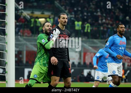 Zlatan Ibrahimovic vom AC Mailand in Aktion während der Serie A 2021/22 Fußballspiel zwischen AC Mailand und SSC Napoli im Giuseppe Meazza Stadium, Mailand, Italien am 19. Dezember, 2021-Foto ReporterTorino Stockfoto