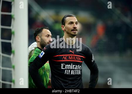 Zlatan Ibrahimovic vom AC Mailand in Aktion während der Serie A 2021/22 Fußballspiel zwischen AC Mailand und SSC Napoli im Giuseppe Meazza Stadium, Mailand, Italien am 19. Dezember, 2021-Foto ReporterTorino Stockfoto