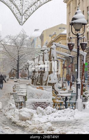 Walking Street Zone bedeckt mit Schnee im kalten Winter in der Stadt Stockfoto