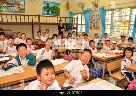 2010s Vietnam: Schulkinder erhalten in Dien Bien ca. eine Dosis entwurmende Medizin. 31. Oktober 2012 Stockfoto