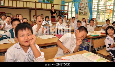 2010s Vietnam: Schulkinder erhalten in Dien Bien ca. eine Dosis entwurmende Medizin. 31. Oktober 2012 Stockfoto