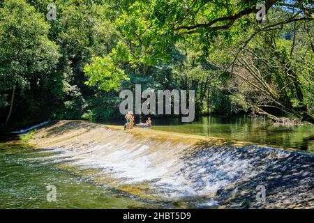 Der Flussstrand am Fluss Ceira, ein sehr geschätzter Ort im Dorf Gois, in der Nähe von Coimbra. Arganil, Portugal Stockfoto