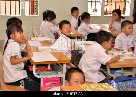 2010s Vietnam: Schulkinder erhalten in Dien Bien ca. eine Dosis entwurmende Medizin. 31. Oktober 2012 Stockfoto