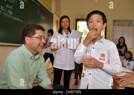 2010s Vietnam: Schulkinder erhalten in Dien Bien ca. eine Dosis entwurmende Medizin. 31. Oktober 2012 Stockfoto