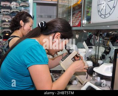 2010s Vietnam: Ein Brillenspezialist der National Eye Hospital prüft die Qualität neuer Brillen für Studenten in Kon TUM. Ca. 18. April 2012 Stockfoto