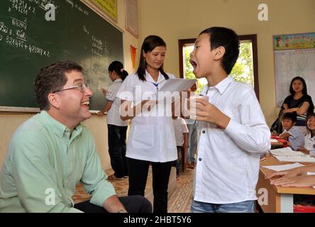 2010s Vietnam: Schulkinder erhalten in Dien Bien ca. eine Dosis entwurmende Medizin. 31. Oktober 2012 Stockfoto