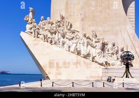 Skulpturen auf dem Padrao dos Descobrimentos (Monument für die Entdeckungen), die mit den Seefahrern, Dichtern, Prinzen und Prinzessinnen der Portugiesen in Verbindung stehen Stockfoto