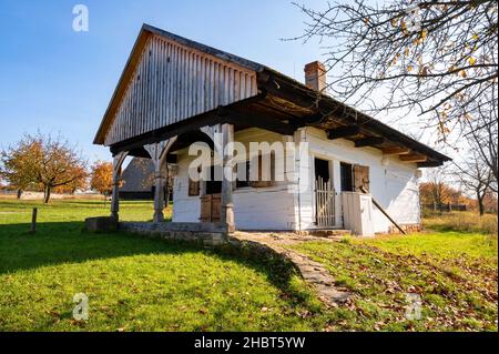 Altes Holzhaus (Schmiede, ab 1774 Jahre) auf der Wiese. Ausstellung der nationalen Volksarchitektur. Museum und Scanzen von Volksgebäuden Kourim, C Stockfoto