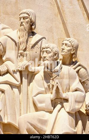 Skulpturen auf dem Padrao dos Descobrimentos (Monument für die Entdeckungen), die mit den Seefahrern, Dichtern, Prinzen und Prinzessinnen der Portugiesen in Verbindung stehen Stockfoto