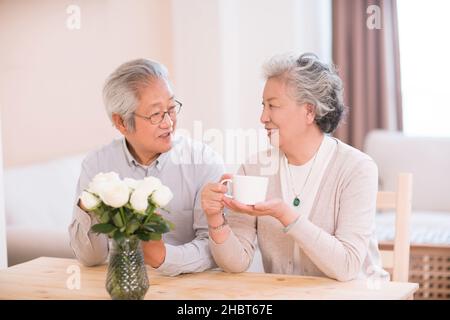 Glückliches altes Paar, das zu Hause Tee trinkt Stockfoto