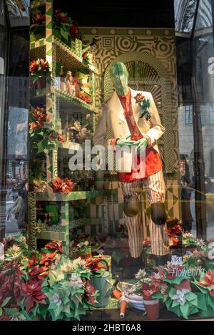 Der Bergdorf Goodman Men's Store ist ein luxuriöses Shopping-Ziel an der Fifth Avenue in New York City, USA Stockfoto