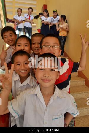 2010s Vietnam: Glückliche Schulkinder in der Provinz Bac Giang, Vietnam ca. 20 Mai 2013 Stockfoto