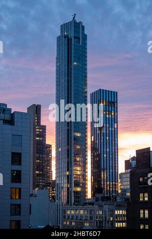 Hochhaus-Appartementhäuser in Nomad at Sunset, 2021, NYC, USA Stockfoto