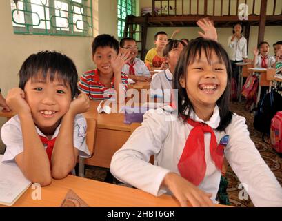 2010s Vietnam: Schulkinder erhalten in Dien Bien ca. eine Dosis entwurmende Medizin. 31. Oktober 2012 Stockfoto