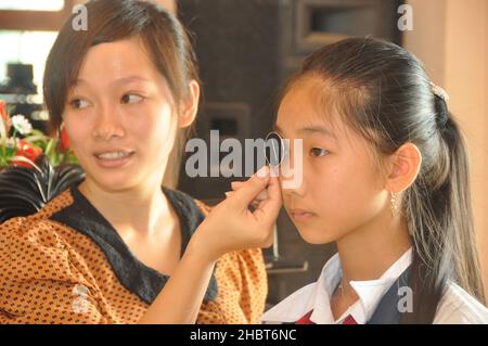 2010s Vietnam: Schüler in Dak To, Provinz Kon TUM, erhalten Brillen im Rahmen eines Programms, das von USAID und den Partnern HKI und World Learning Ca. 19. April 2012 Stockfoto