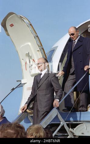 Der israelische Premierminister Menachem Begin (vorne) verlässt das Flugzeug bei seiner Ankunft in den Vereinigten Staaten. Er wird vom israelischen Außenminister Moshe Dayan (hinten) am 21. März 1978 begleitet Stockfoto