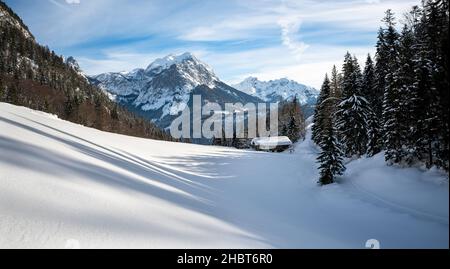 Traditionelles österreichisches Bauernhaus in idyllischer Winterlandschaft, Salzburger Land, Österreich Stockfoto