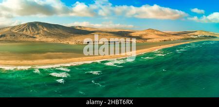 Atemberaubender Panoramablick auf die Lagune und den Strand von Sotavento Fuerteventura Stockfoto