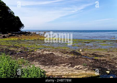 Meeresblick auf West-Schottland in der Nähe von Girvan und Culzean Castle - Schottland. Culzean Beach, Schottland. Dieser schöne, abgeschiedene Strand schmiegt sich unter ein Spektakel Stockfoto