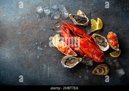 Meeresfrüchte mit Hummer, Austern, Lachstartar und schwarzem Kaviar. Blick von oben Stockfoto