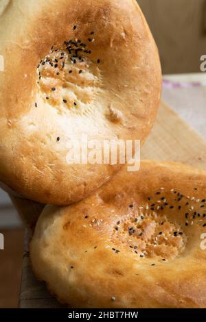 Zwei handgefertigte Tandoor Tortillas vertikale Ausrichtung Stockfoto