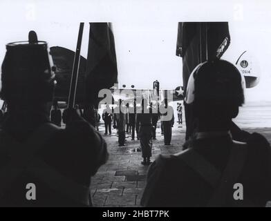 19. August 1961. Nur wenige Tage nach der Schließung der Berliner Grenze fliegt Vizepräsident Lyndon B. Johnson nach West-Berlin, um amerikanische Unterstützung für die Stadt zu signalisieren. Eine Ehrenwache von westdeutschen und US-Truppen begrüßt ihn Stockfoto