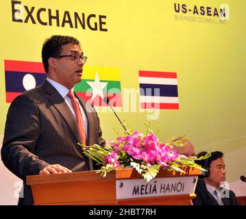 2010s Vietnam: Nirav Pate, stellvertretender stellvertretender Staatssekretär, Büro für ostasiatische und pazifische Angelegenheiten, US-Außenministerium, spricht beim Austausch von Infrastruktur-Best-Practices der Lower Mekong-Initiative in Hanoi, ca. 14. Januar 2013 Stockfoto