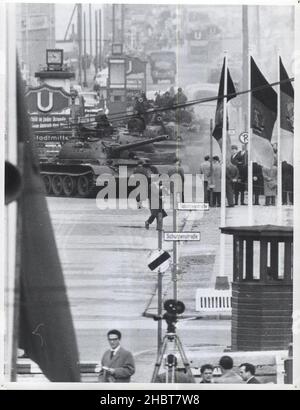 27. Oktober 1961. Während der Konfrontation am Checkpoint Charlie ziehen sowjetische T-4-Panzer an die Grenze in der Friedrichstraße Stockfoto
