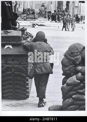 28. Oktober 1961. Ein amerikanischer Soldat überwacht die Bewegungen sowjetischer Panzer während der Konfrontation am Checkpoint Charlie Stockfoto