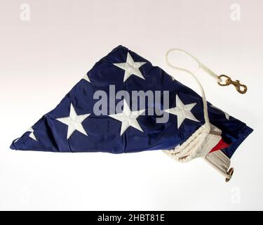 Eine der letzten Flaggen, die über Checkpoint Charlie in Berlin flogen. Der berühmte Grenzübergang zwischen Ost und West während des Kalten Krieges, der ikonische Berliner Außenposten Checkpoint Charlie, war ein Symbol für den Konflikt zwischen der Freien Welt und dem sowjetischen Block Ca nach dem Zweiten Weltkrieg. 20. Oktober 2011 Stockfoto