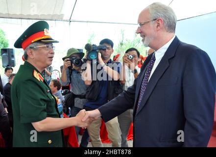 2010s Vietnam: Generalleutnant Nguyen Chi Vinh, Vizeminister der nationalen Verteidigung, begrüßt den US-Botschafter David B. Shear bei der Umweltsanierung der Dioxinkontamination am Danang Airport Project Launch ca. 9. August 2012 Stockfoto