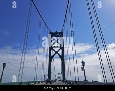 Fahrt über die Mount Hope Bridge, eine Hängebrücke über die Mount Hope Bay in Bristol, Rhode Island, die Bristol und Portsmouth -01 verbindet Stockfoto