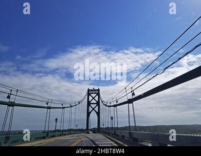 Fahrt über die Mount Hope Bridge, eine Hängebrücke über die Mount Hope Bay in Bristol, Rhode Island, die Bristol und Portsmouth -03 verbindet Stockfoto