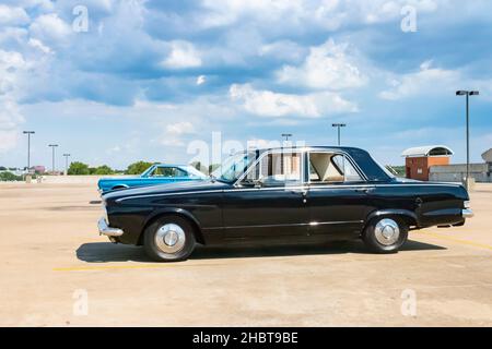 Schwarzer Oldtimer Plymouth Valiant aus dem Jahr 1963 parkt auf dem Dach eines Parkhauses in Memphis Tennessee Stockfoto