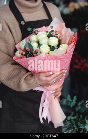 Schöner Strauß gemischter Blumen in den weiblichen Floristen Händen. Schönes frisches Bouquet. Lieferung frisch geschnittene Blume. Blumengeschäft. Stockfoto
