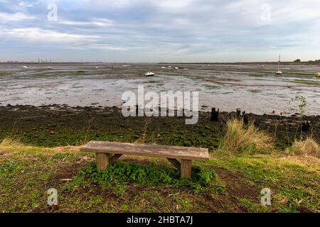 Bank mit Blick auf die Mündung des Flusses Medway bei Low Tide bei Upchurch in Kent, England Stockfoto