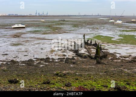 River Medway Estuary bei Low Tide bei Upchurch in Kent, England Stockfoto