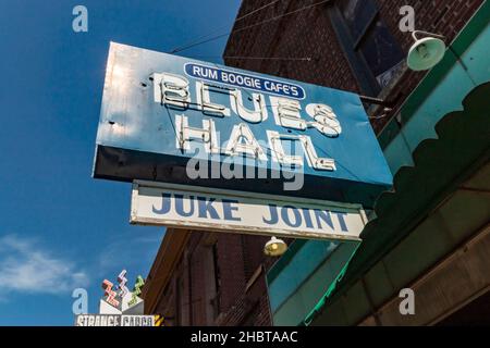 Die Blueshalle und der Juke des Rum Boogie Cafe haben sich auf der Beale Street, Memphis, Tennessee, verausmeldet. Stockfoto