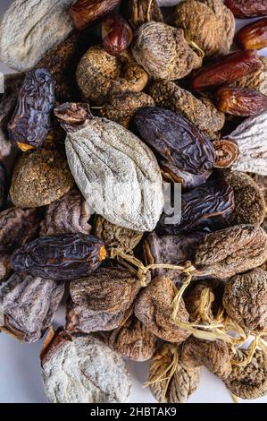 Getrocknete Datteln und Feigen auf dem Tisch. Auswahl an getrockneten Früchten. Draufsicht. Stockfoto