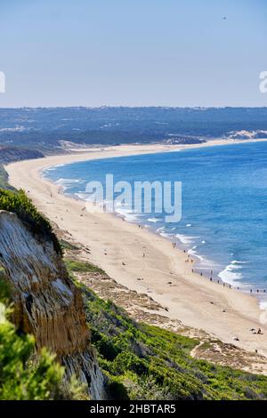 Ruhige Strände entlang der geschützten Landschaft der fossilen Klippen der Costa de Caparica. Sesimbra, Portugal Stockfoto