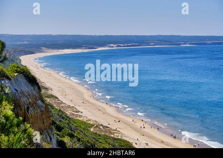 Ruhige Strände entlang der geschützten Landschaft der fossilen Klippen der Costa de Caparica. Sesimbra, Portugal Stockfoto