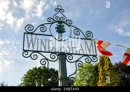 Ortsschild, Chertsey Road, Windlesham, Surrey, England, Vereinigtes Königreich Stockfoto