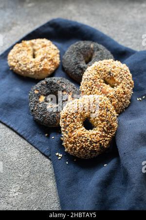 Frisch gebackene Sesam- und Mohn-Bagels. Nahaufnahme. Stockfoto