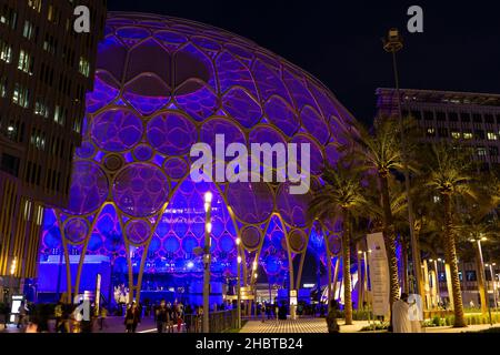 Dubai, VAE, 09.12.2021. Al Wasl Plaza auf der Expo 2020 Dubai bei Nacht, blau beleuchtete Kuppel mit Metallstruktur im Zentrum des Expo-Geländes. Stockfoto